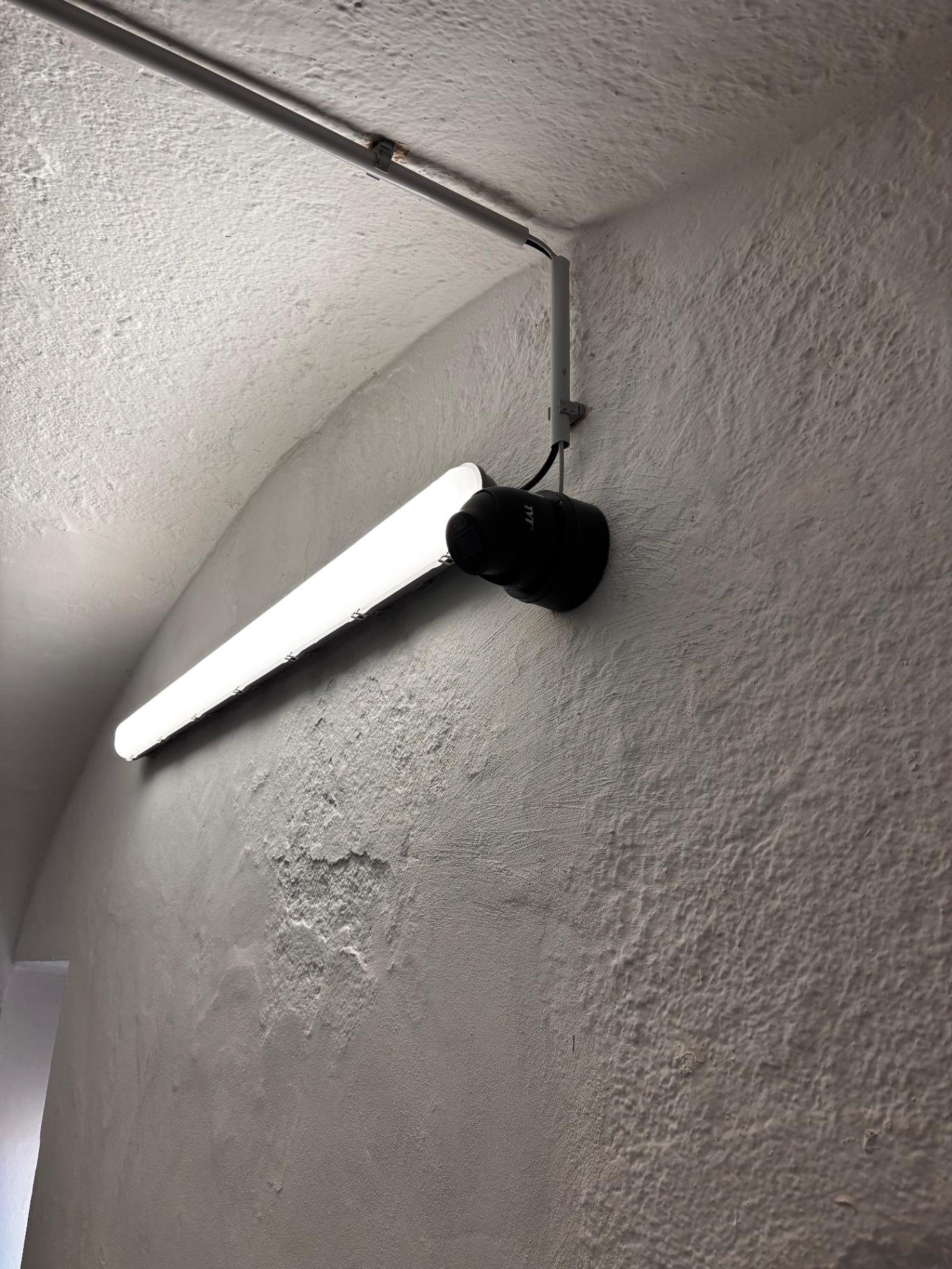 LED osvětlení chodeb a kamerový bod — pevnostní skladový areál Terezín